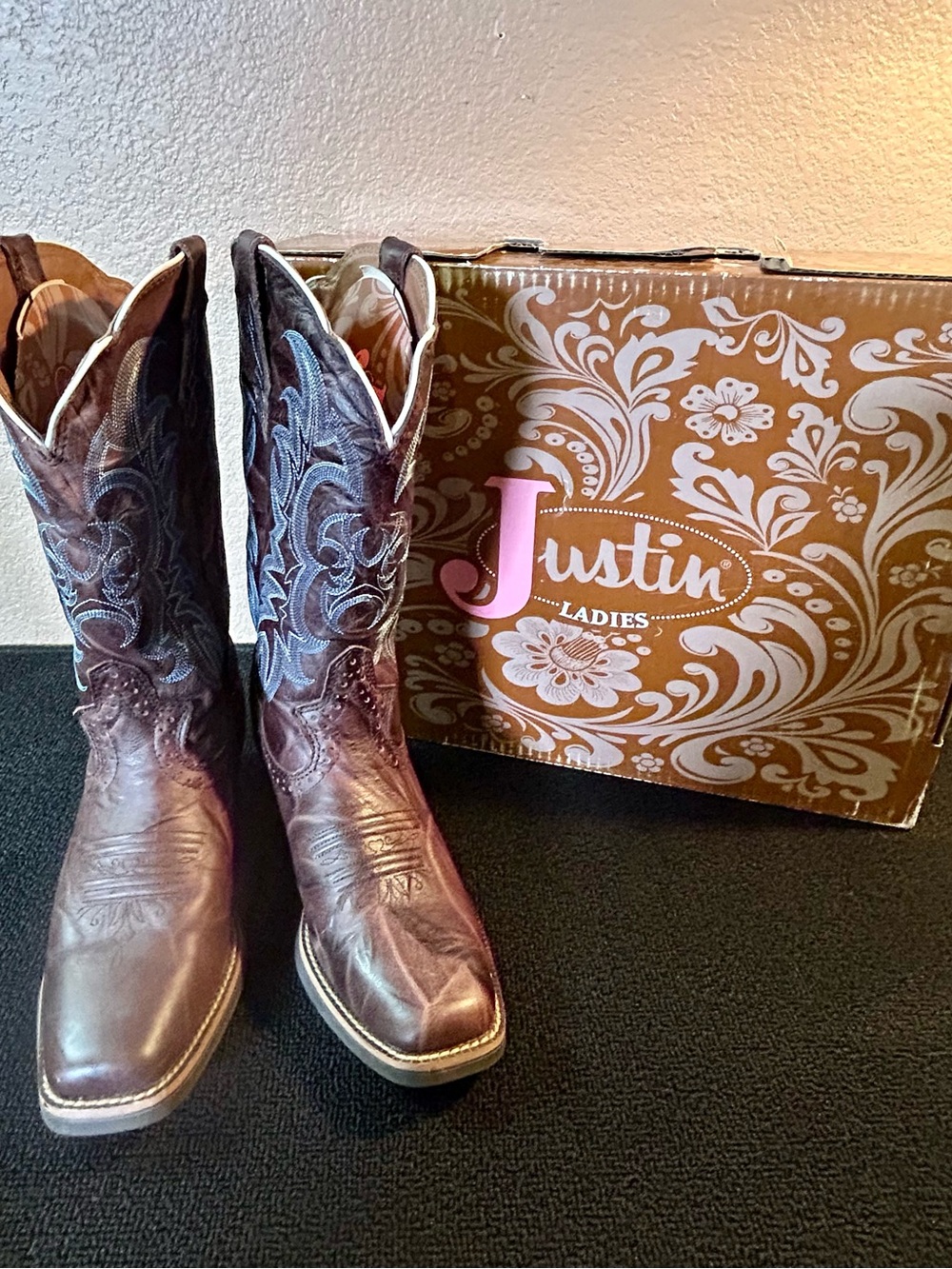 Justin Cowboy Boots For Women  Sevana Square Toe . Style SVL7316. Size 7